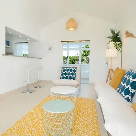 Luxurious A2 In A Quiet Complex With Pool 100m From The Sea 아파트